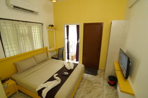 Communal lounge/ TV room, Bed, TV and multimedia, Living room, Seating area, Bedroom, wardrobe, air conditioner