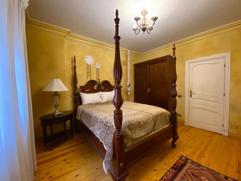 Bed, Photo of the whole room, Decorative detail, Bedroom, wardrobe