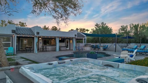 Scottsdale Tee Time- Golf Course Retreat, Private Pool, Games & 19thHole! House in Scottsdale