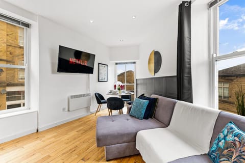 Sophisticated 2 bed in Central Dewsbury - Sleeps 4 Apartment in Dewsbury