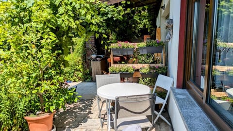 Seating area, Dining area, Garden view