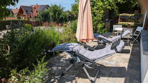 Day, Garden, Seating area, Garden view, sunbed