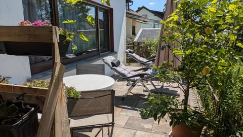 Property building, Spring, Day, Garden, Balcony/Terrace, Seating area, Dining area, Garden view, sunbed