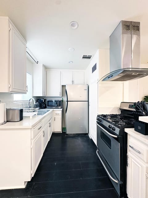 Kitchen or kitchenette, oven, pet friendly, stove, toaster