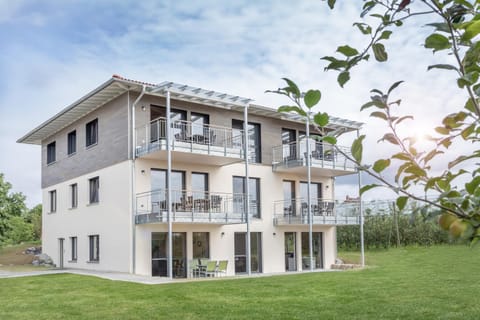 Property building, View (from property/room), Balcony/Terrace, Garden view, Lake view, Landmark view, Mountain view