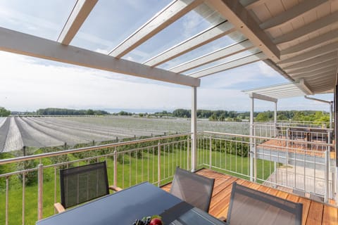 View (from property/room), Balcony/Terrace, Garden view, Lake view, Mountain view