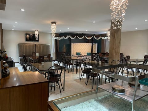 Restaurant/places to eat, Lounge or bar, Banquet/Function facilities, Seating area