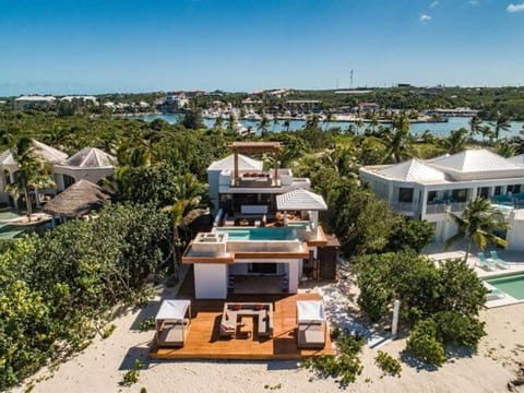 Luxurious Beachfront 2 bedroom villa on Smith's Reef Casa de campo (Villa) in The Bight Settlement