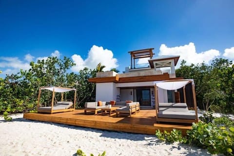 Luxurious Beachfront 2 bedroom villa on Smith's Reef Casa de campo (Villa) in The Bight Settlement