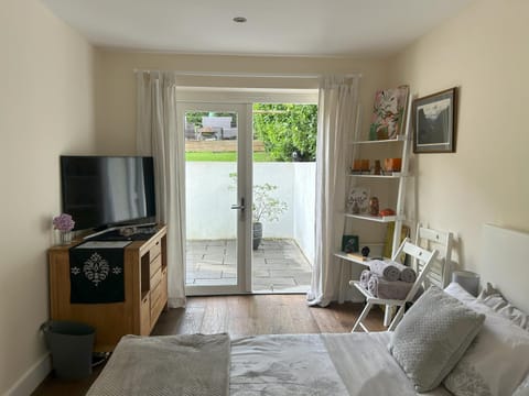 Sanctuary by the Sea with large room including lounge, bathroom, direct garden access & free parking Bed and Breakfast in Brighton