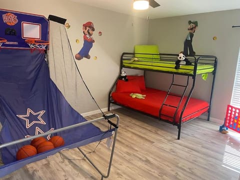 Gamers Paradise and Hoops w Mario & Marvel by Stadiump Apartment in Arlington