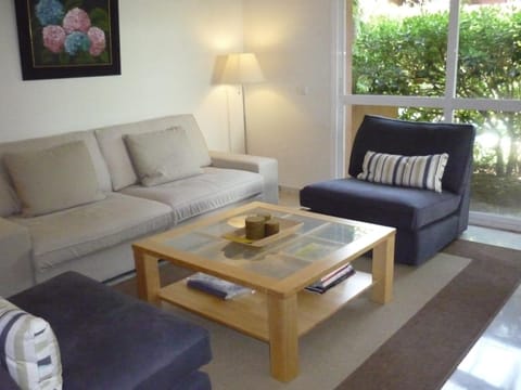 Living room, Photo of the whole room, Decorative detail