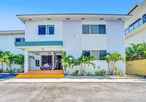 Hollywood Beach, Steps to the Beach, Pool Apartment in Hollywood Beach