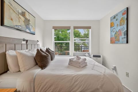 Free Parking - City Views - Near Attractions House in South Lake Union