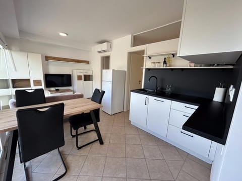 Kitchen or kitchenette, Dining area, pet friendly, stove