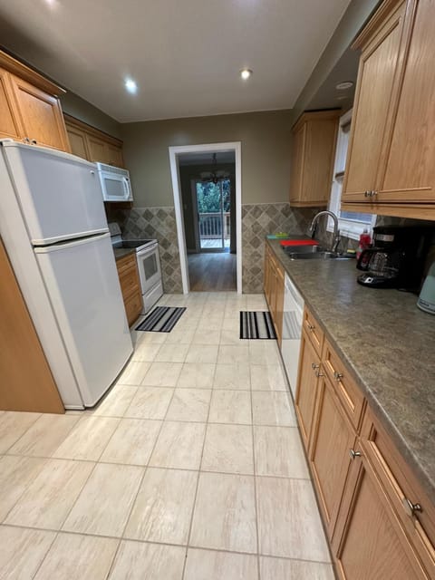 Mississauga Room for 4 People- 20 Mins To Airport, 1 Minute walk to Plaza,Bus Vacation rental in Milton