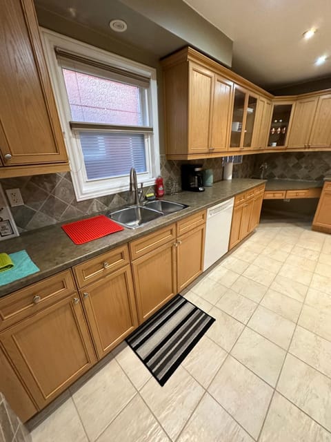 Mississauga Room for 4 People- 20 Mins To Airport, 1 Minute walk to Plaza,Bus Vacation rental in Milton