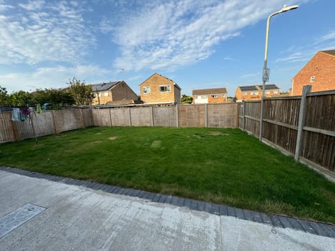 Property building, Neighbourhood, Garden, Garden view, Street view