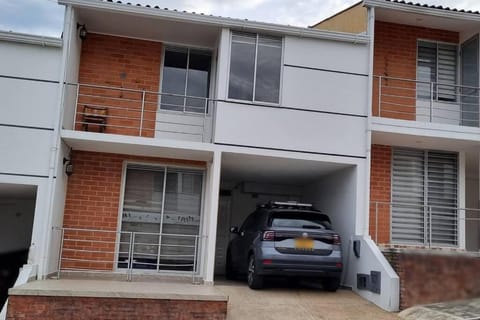 Acogedora y amplia casa en Anapoima con piscina en condominio cerrado - hasta 8 personas House in Anapoima