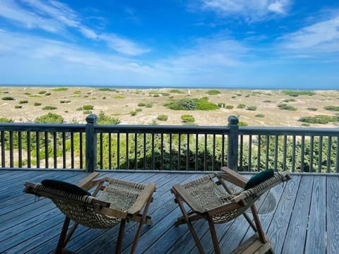 Dune Haus - Oceanfront w Hot Tub, Private Beach House in Outer Banks