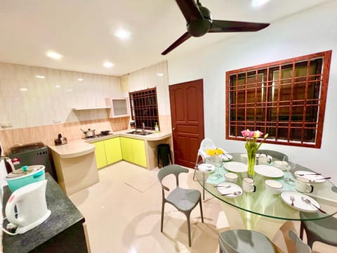 Kitchen or kitchenette, Living room, Seating area, Dining area, stove, washing machine