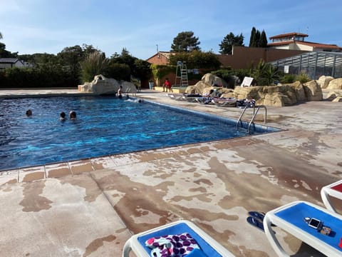 Swimming pool, sunbed