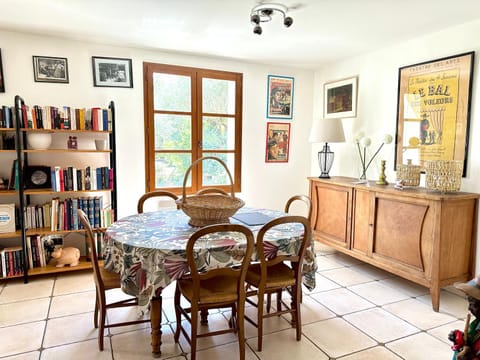 Library, Seating area, Dining area