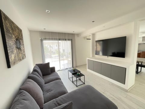 Communal lounge/ TV room, TV and multimedia, Living room, Seating area, air conditioner