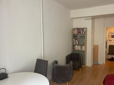 Vaste chambre au centre ville, à 2 minutes du Lac Vacation rental in Neuchâtel