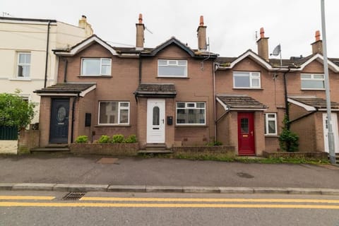 Property building, Facade/entrance, Day, Neighbourhood, Street view