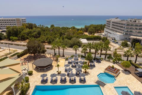 Day, Natural landscape, Beach, Pool view, Sea view, Swimming pool, Location, sunbed