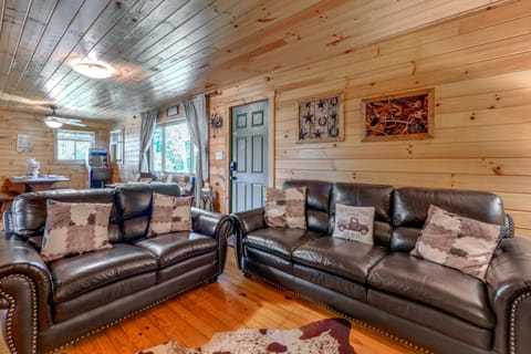 Nantahala Village Cabin with Resort Amenities! House in Fontana Lake