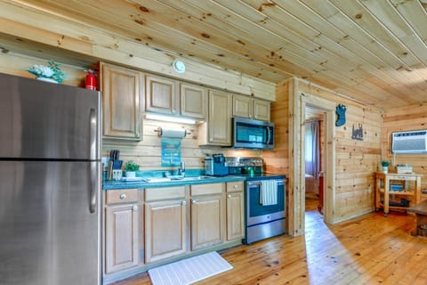 Nantahala Village Cabin with Resort Amenities! House in Fontana Lake