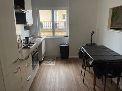 Kitchen or kitchenette, Dining area, oven, stove