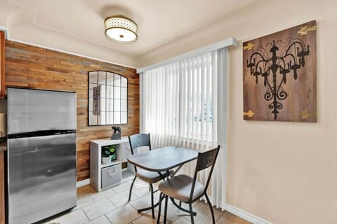 Kitchen or kitchenette, Dining area, minibar, oven, pet friendly, stove, toaster