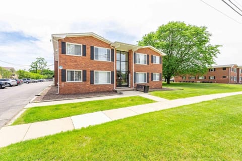 Property building, Spring, Day, Neighbourhood, Natural landscape, Garden, Garden view, Street view, Location, Parking