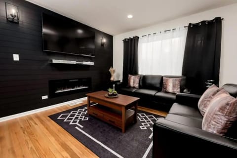 TV and multimedia, Living room, Seating area, Evening entertainment