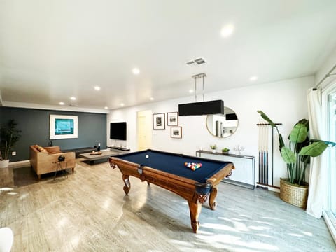 Billiard, Game Room, TV and multimedia, Living room, Seating area, Evening entertainment