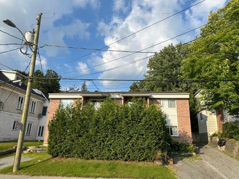 Quiet, comfortable great location 2 bedroom Apartment in Sherbrooke