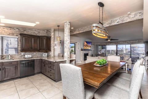 Lakeside Entertainment Oasis With Heated Pool and Spa House in Lake Havasu City