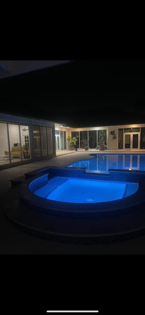 Night, Hot Tub, Swimming pool, Swimming pool