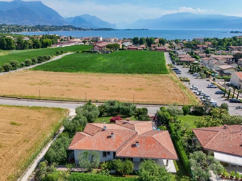 Neighbourhood, Bird's eye view, Lake view