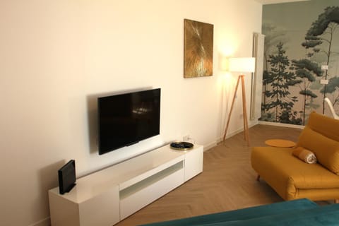 TV and multimedia, Living room, Seating area, Evening entertainment