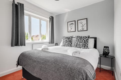 Modern & comfortable 4 bed house Apartment in Aylesbury Vale