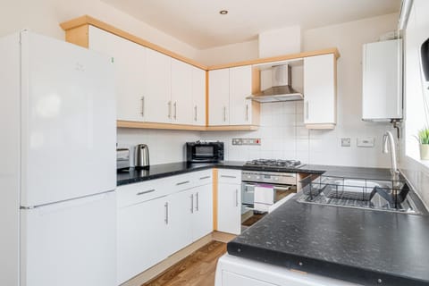 Modern & comfortable 4 bed house Apartment in Aylesbury Vale