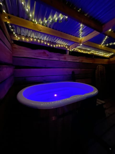 Sparrow Cabin Hot Tub Nature lodge in Dover District