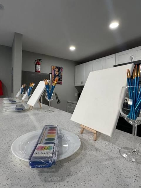 Sip & Paint Artistic Getaway Near to the Stadiums Apartment in Arlington