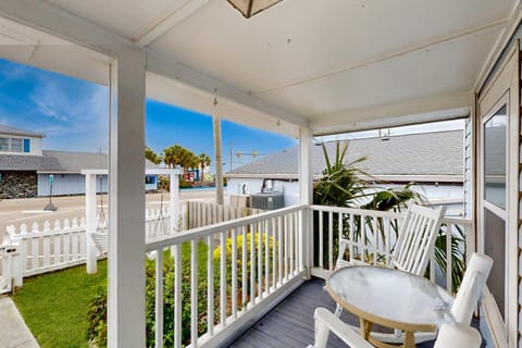 Pier View Cottage Unit 9 Maison in Kure Beach