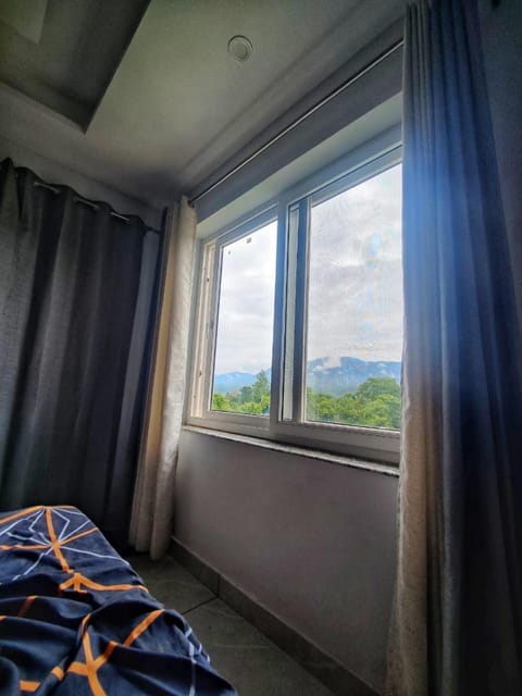 Bedroom, Mountain view