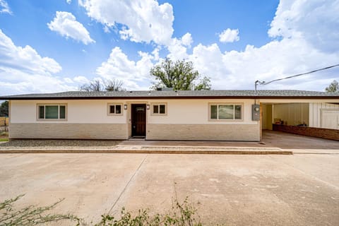 Lake Montezuma House with Private Yard and Smart TVs! Maison in Camp Verde